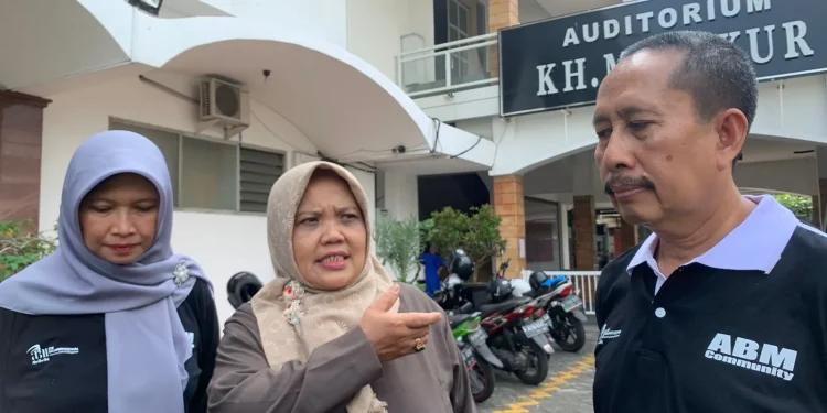 Dari kiri : Koordinator pelaksana program Yuyuk Liana SE MM; Kepala LPPM Dra Siti Munfaqiroh; Tim pendamping pengabdian di Lazis Sabilillah Dr Aminul Amin MM.