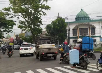 Kepadatan kendaraan di simpang tiga Pendem, Kota Batu, Jawa Timur jelang perayaan Tahun Baru 2023.
