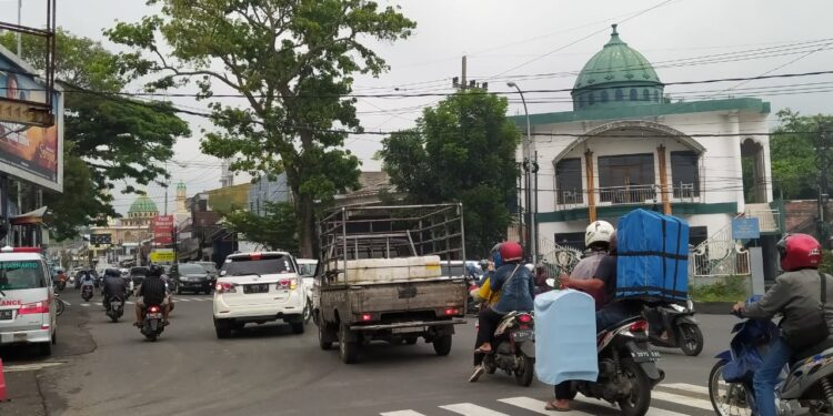 Kepadatan kendaraan di simpang tiga Pendem, Kota Batu, Jawa Timur jelang perayaan Tahun Baru 2023.