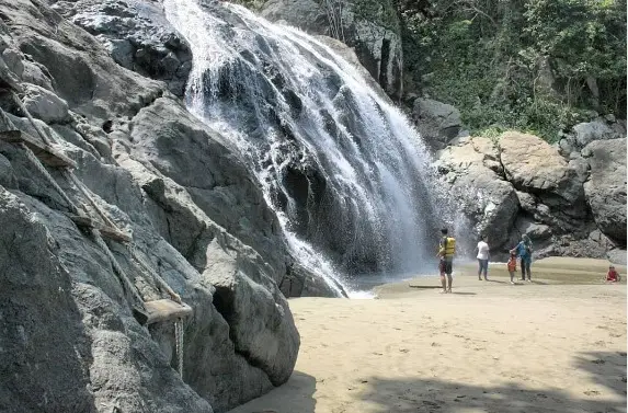 Keindahan Air Terjun di Pantai Banyu Anjlok.