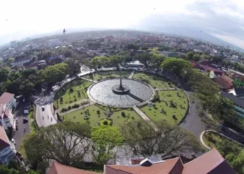 Alun-alu Tugu Kota Malang.