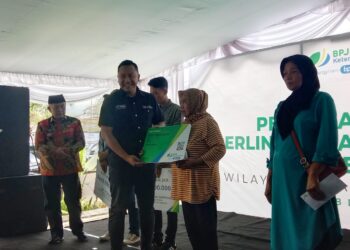 Penyerahan secara simbolis kartu kepesertaan BPJS Ketenagakerjaan kepada pekerja rentan di Kabupaten Malang.