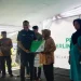 Penyerahan secara simbolis kartu kepesertaan BPJS Ketenagakerjaan kepada pekerja rentan di Kabupaten Malang.