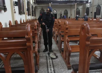 Anggota satuan Brimob Detasemen B Polda Jatim melakukan sterilisasi di Gereja Katolik Paroki Hati Kudus Yesus, Kayutangan, Kota Malang, Jawa Timur,