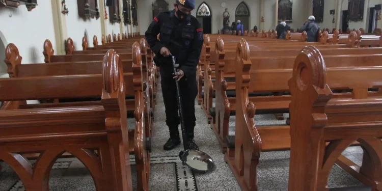 Anggota satuan Brimob Detasemen B Polda Jatim melakukan sterilisasi di Gereja Katolik Paroki Hati Kudus Yesus, Kayutangan, Kota Malang, Jawa Timur,
