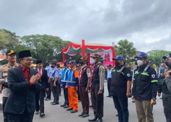 Wali Kota Malang, Sutiaji, bersama Kaporlesta Malang Kota meninjau kesiapan personel gabungan.