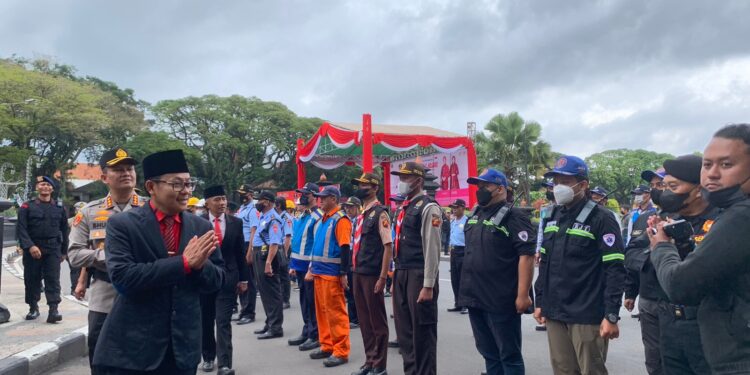 Wali Kota Malang, Sutiaji, bersama Kaporlesta Malang Kota meninjau kesiapan personel gabungan.