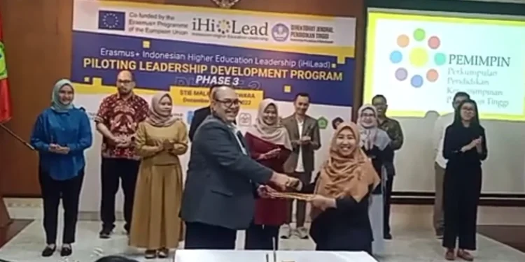 Ketua STIE Malangkucecwara bersama Ketua terpilih Asosisasi Pemimpin.