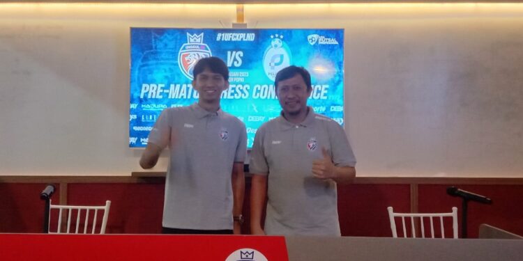 Pelatih Unggul FC, Andri Irawan, dan Pemain Unggul FC, Ramadhan Zidan, dalam konferensi pers jelang pertandingan perdana Pro Futsal League 2022/2023.