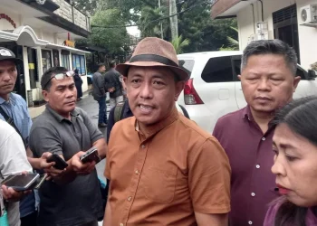 Ketua tim advokasi Aremania Menggugat, Djoko Tritjahjana (baju coklat).