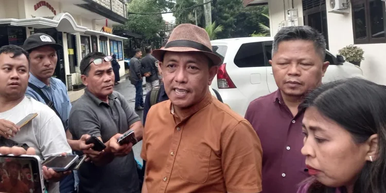 Ketua tim advokasi Aremania Menggugat, Djoko Tritjahjana (baju coklat).