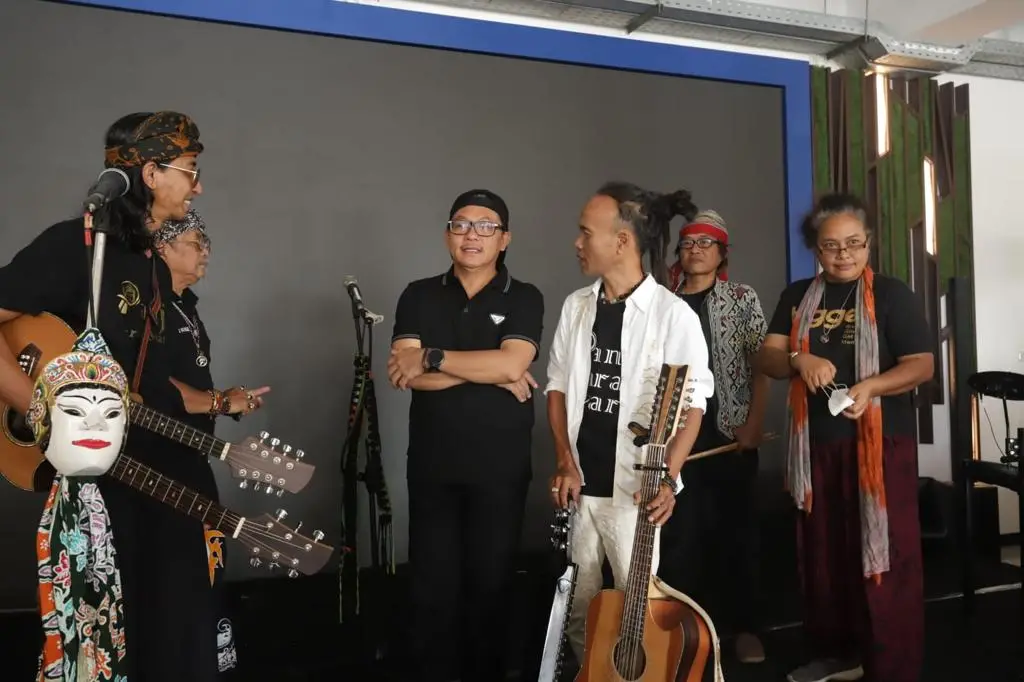 Wali Kota Malang Sutiaji (tengah berkacamata).