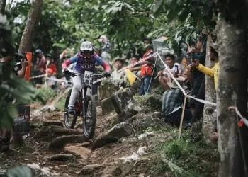 Aksi pembalap downhill ISSI Kota Batu saat berlaga di Indonesia Downhill 2022.