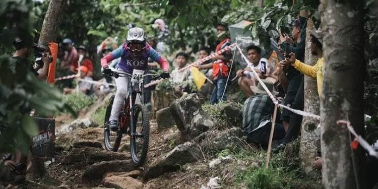 Aksi pembalap downhill ISSI Kota Batu saat berlaga di Indonesia Downhill 2022.