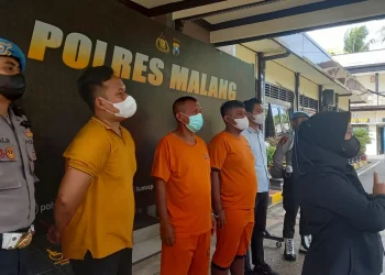 Dua tersangka pembongkaran pagar tribun Stadion Kanjuruhan (memakai baju tahanan).