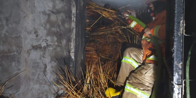 Petugas melakukan penanggulangan kebakaran di oven tusuk sate.