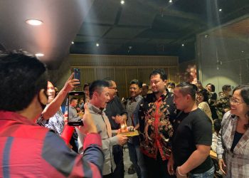 Kepala OJK Malang, Sugiarto Kasmuri memberikan ucapan selamat kepada Johan Sugiharto, pengusaha Malang yang berulang tahun. Foto/M Sholeh