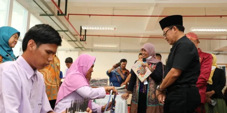 Wali Kota Malang, Sutiaji, sapa disabilitas di Festival Mbois 7 yang berlangsung di MCC.