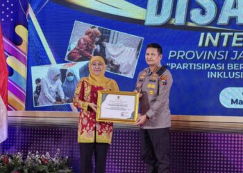 Gubernur Jawa Timur Khofifah Indar Parawansa menyerahkan penghargaan kepada Kapolresta Malang Kota Kombes Pol Budi Hermanto.