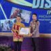 Gubernur Jawa Timur Khofifah Indar Parawansa menyerahkan penghargaan kepada Kapolresta Malang Kota Kombes Pol Budi Hermanto.
