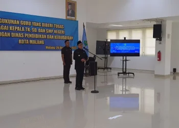 Wali Kota Malang Sutiaji saat mengukuhkan puluhan kepala TK, SD dan SMP.