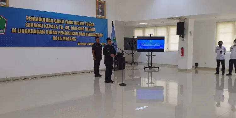 Wali Kota Malang Sutiaji saat mengukuhkan puluhan kepala TK, SD dan SMP.