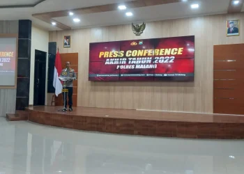 Kalpolres Malang, AKBP Putu Kholis Aryana saat memberikan keterangan dalam konferensi pers akhir tahun 2022 Polrea Malang.