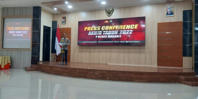 Kalpolres Malang, AKBP Putu Kholis Aryana saat memberikan keterangan dalam konferensi pers akhir tahun 2022 Polrea Malang.