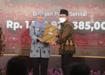 Penyerahan alokai TKD tahun 2023 oleh Gubernur Jatim Khofifah Indar Parawansa kepada Wali Kota Malang Sutiaji.