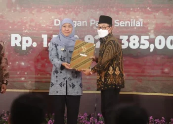 Penyerahan alokai TKD tahun 2023 oleh Gubernur Jatim Khofifah Indar Parawansa kepada Wali Kota Malang Sutiaji.
