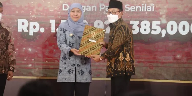 Penyerahan alokai TKD tahun 2023 oleh Gubernur Jatim Khofifah Indar Parawansa kepada Wali Kota Malang Sutiaji.