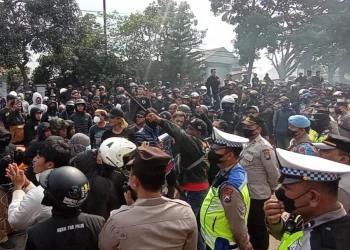 Aksi Aremania di depan Mako Satbrimob Batalyon B Pelopor Ampeldento, Kecamatan Pakis, Kabupaten Malang.