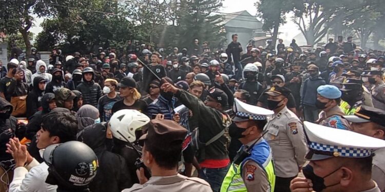 Aksi Aremania di depan Mako Satbrimob Batalyon B Pelopor Ampeldento, Kecamatan Pakis, Kabupaten Malang.