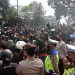 Aksi Aremania di depan Mako Satbrimob Batalyon B Pelopor Ampeldento, Kecamatan Pakis, Kabupaten Malang.