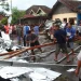 Atap sebuah pertokoan selebar 300 M2 Terbawa angin 3 Rumah warga warga bergotong royong evakuasi atap galvalum di Griya asri Katon, di desa Asrikaton, kec.pakis , Kamis(15/12/2022) Malang.