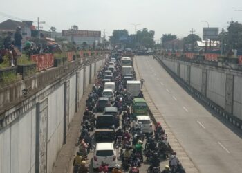 Aremania melumpuhkan jalur Under Pass Karanglo, Malang selama 135 menit. Foto/M Sholeh