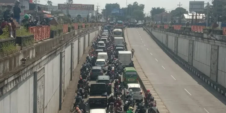 Aremania melumpuhkan jalur Under Pass Karanglo, Malang selama 135 menit. Foto/M Sholeh