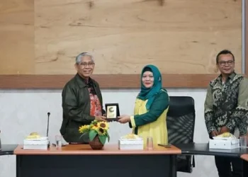 Kepala Biro Administrasi Akademik, Kemahasiswaan dan kerjasama (Karo A2KK) UIN Sunan Gunung Djati Bandung, Drs H Khoirudin MM bersama Wakil Rektor (WR) I Bidang Akademik UIN Malang, Prof Dr Umi Sumbulah MAg.
