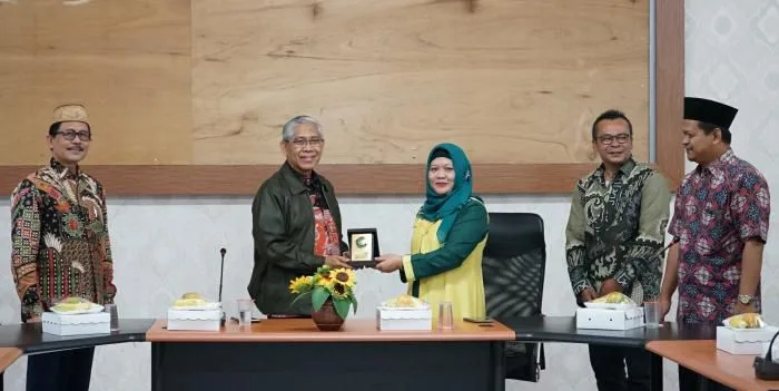 Kepala Biro Administrasi Akademik, Kemahasiswaan dan kerjasama (Karo A2KK) UIN Sunan Gunung Djati Bandung, Drs H Khoirudin MM bersama Wakil Rektor (WR) I Bidang Akademik UIN Malang, Prof Dr Umi Sumbulah MAg.
