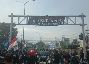 Aremania melakukan aksi menuntut keadilan bagi korban Tragedi Kanjuruhan