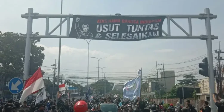 Aremania melakukan aksi menuntut keadilan bagi korban Tragedi Kanjuruhan