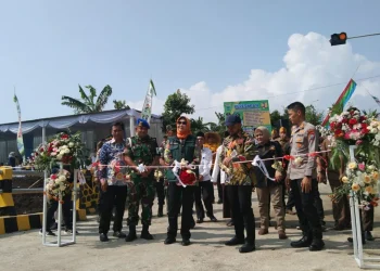Wali Kota Batu, Dewanti Rumpoko, meresmikan langsung Jembatan Telogo Towo yang berhasil rampung sebelum libur Nataru, Selasa (13/12/2022).