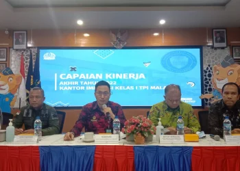 Kepala Kantor Imigrasi Kelas I TPI Malang, Ramdhani memberikan pemaparan soal paspor yang telah diterbitkan.