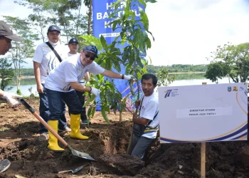 Direktur Utama PJT I, Raymond Valiant Ruritan saat mengawali penanaman 1.200 bibit pohon yang rencana akan ditanam di seluruh dekat aliran sungai di Jawa Timur.
