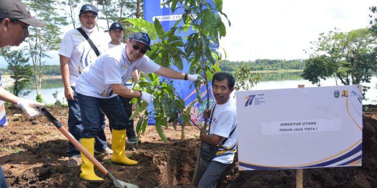 Direktur Utama PJT I, Raymond Valiant Ruritan saat mengawali penanaman 1.200 bibit pohon yang rencana akan ditanam di seluruh dekat aliran sungai di Jawa Timur.