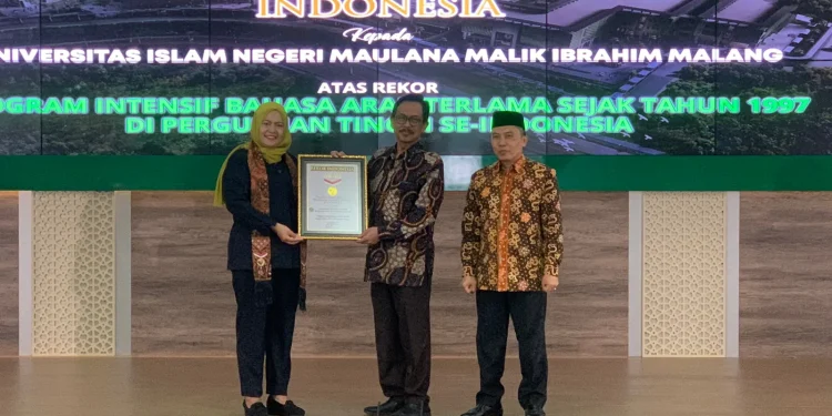 Penyerahan anugerah pencatatan Rekor MURI.