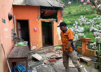 Salah satu sudut bangunan sekolah di Kota Batu yang mengalami rusak berat akibat pergerakan tanah pada Jumat (2/12/2022).