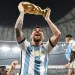 Lionel Messi saat mengangkat trofi Piala Dunia 2022 di Stadion Lusail, Minggu (18/12/22).