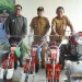 Wali Kota Malang Sutiaji bersama Wakil Walikota Malang Sofyan Edi Jarwoko serahkan bantuan kelompok tani.