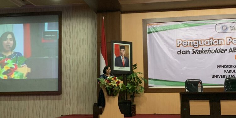 Kaprodi PGSD Unikama saat memberikan arahan. Foto / Feni Yusnia